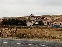 Ingresso a Hontanares de Eresma dalla SG-V-3122 che collega il comune con Valseca, chiesa sullo sfondo