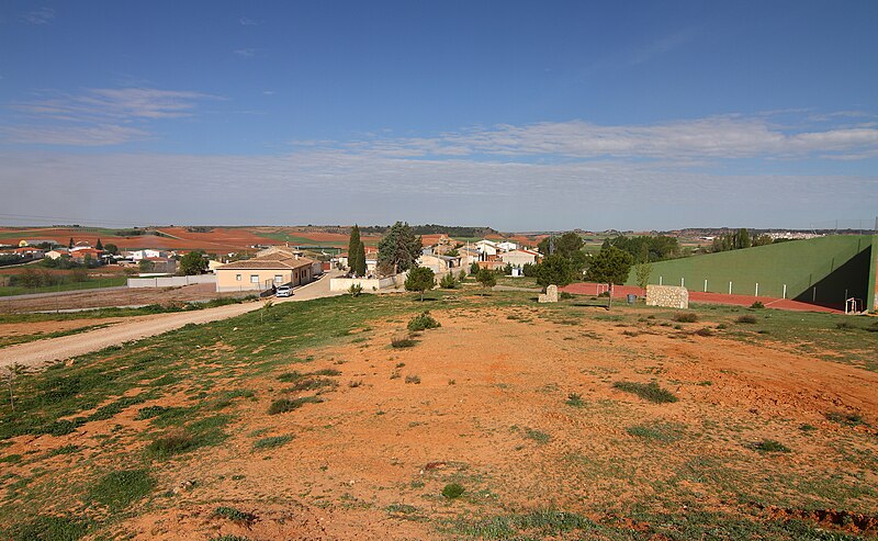 File:Hontecillas, vista de la población desde la calle San Pedro.jpg