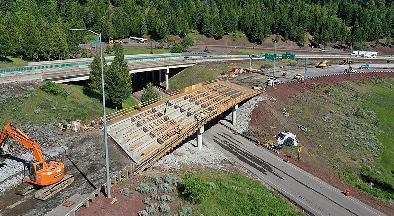 File:I-5 Exit 6 bridge deck work under construction (49971890491).jpg