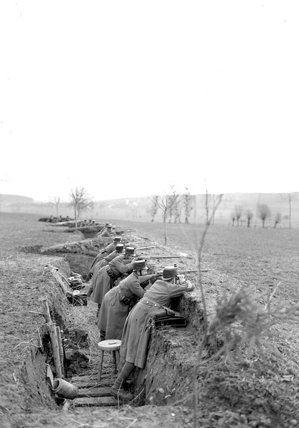File:Infanterie während Manöver - CH-BAR - 3237876.tif