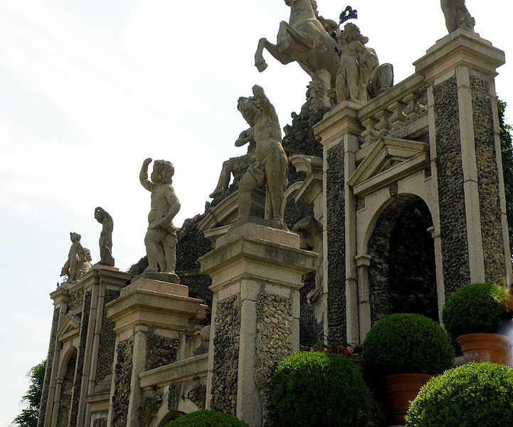 File:Isola Bella Statues 12.JPG