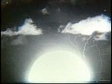 Вогняна півсфера наземного вибуху Іві Майк 10,4 Мт і блискавки