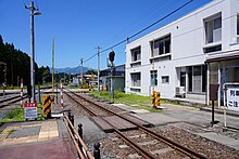 ファイル:JR_East_Mogami_Station_Railroad_crossing,_Yamagata_Pref.jpg