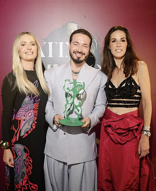 J Balvin in 2023 holding the trophy for The Latin American Fashion Awards designed by Studio Lenca, accompanied by Constanza Etro and Silvia Arguëllo