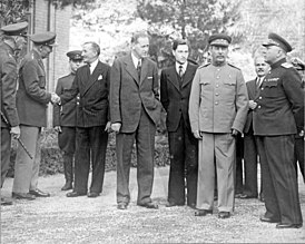 Valentin Berezhkov à gauche de Staline