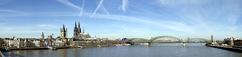 Panoramablick von der Deutzer Brücke über die Altstadt, Groß St. Martin, Kölner Dom, Hohenzollernbrücke bis zum KölnTriangle auf Deutzer Seite
