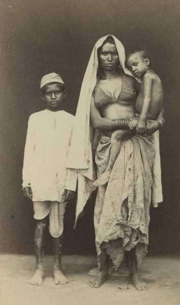 File:KITLV 91101 - Unknown - Woman with two boys in India - Around 1870.tif