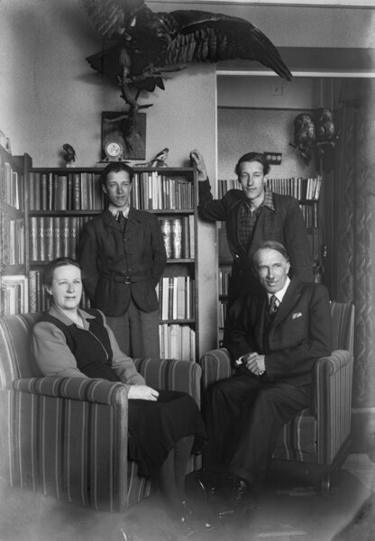 File:Kaarlo Metsävainio with his family 1948 (JOKAKAL3B-8335).tif