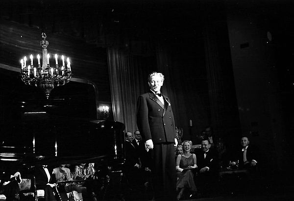 Hörbiger performing at the Kabarett der Komiker in Berlin, 1938