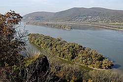 A Kovácspataki-hegyek panorámája a Duna túlsó partján. Elöl a Törpe-sziget, hátul a Helemba-sziget látható