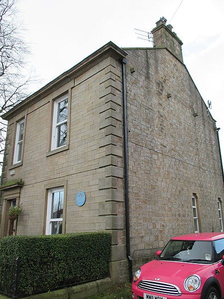 File:L.S. Lowry house, Mottram.jpg