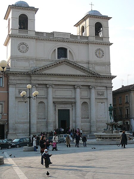 File:Laquila piazza del duomo 017.jpg