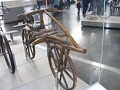 Laufmaschine des Karl Friedrich Drais 1817 (vorne rechts), gefertigt durch Johann Frey.jpg