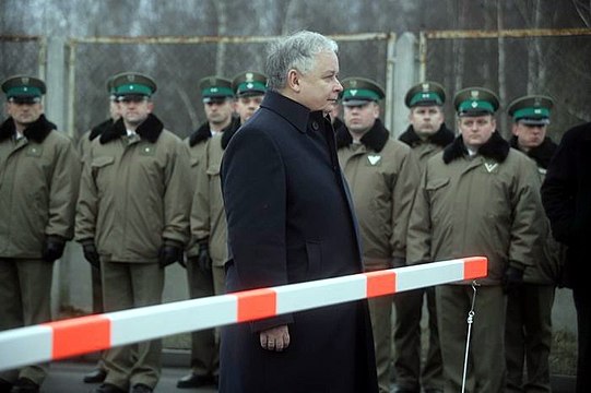 Prezydent Lech Kaczyński i załoga PSG w Budzisku na pg Budzisko-Kalvarija, podczas uroczystości, w związku z przystąpieniem Polski i Litwy do strefy Schengen (grudzień 2007)
