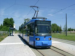 Egy jellegzetes kék színű müncheni villamos