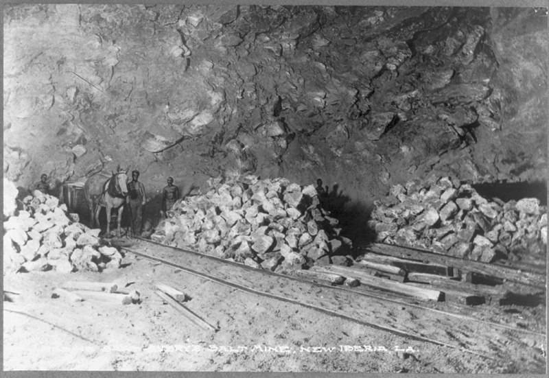 File:Loading salt Avery's salt mine, New Iberia, La. LCCN2012648322.jpg