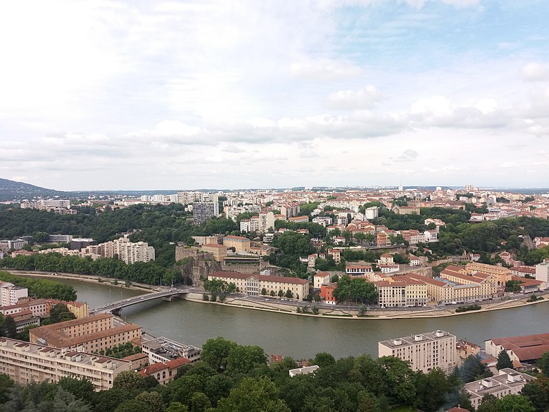 File:Lyon - Vue sur la Saône depuis le toit d'un immeuble montée de l'Observance - Amont.jpg