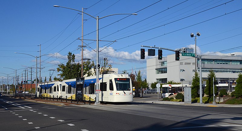 File:MAX Orange Line train on SE 17th Ave passing TriMet's Center Street Operations HQ (2019).jpg