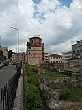 Miniatuur voor Bestand:Macedonian Tower in Edirne with the surrounding archaeological site.jpg