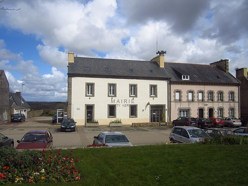 File:Mairie de Plouguin, Finistère.JPG