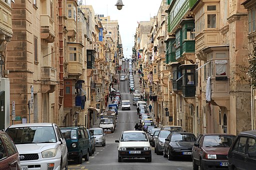 Blick durch die Hauptstraße Vallettas: die Republikstraße (Triq ir-Repubblika), die vom Stadttor im Südwesten zum Fort St. Elmo im Nordosten führt