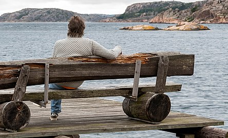 Man on a bench in Slävik harbor