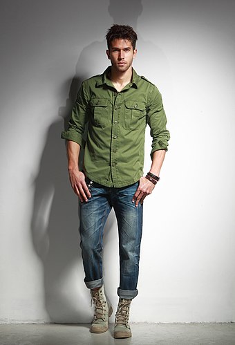 Man wearing green shirt-jacket, blue jeans and desert boots 01.jpg