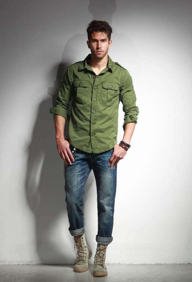 https://upload.wikimedia.org/wikipedia/commons/thumb/e/e9/Man_wearing_green_shirt-jacket%2C_blue_jeans_and_desert_boots_01.jpg/640px-Man_wearing_green_shirt-jacket%2C_blue_jeans_and_desert_boots_01.jpg