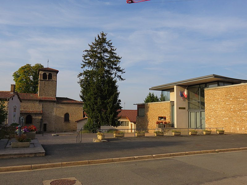 File:Marcilly-d'Azergues - Place des Marcilly en France avec église et mairie (sept 2018).jpg