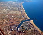 Los Angeles International Airport med Marina Del Rey i förgrunden och halvön Palos Verdes i bakgrunden.