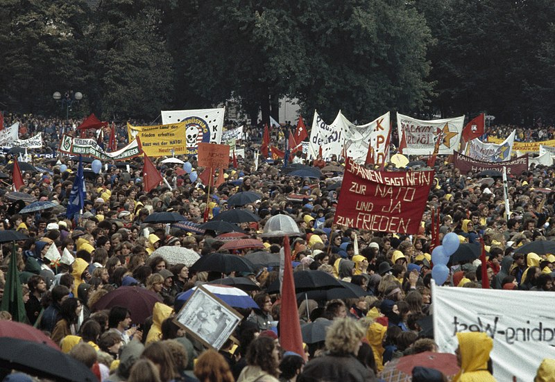 File:Massale vredesdemonstratie in Bonn tegen de modernisering van kernwapens in West, Bestanddeelnr 253-8610.jpg