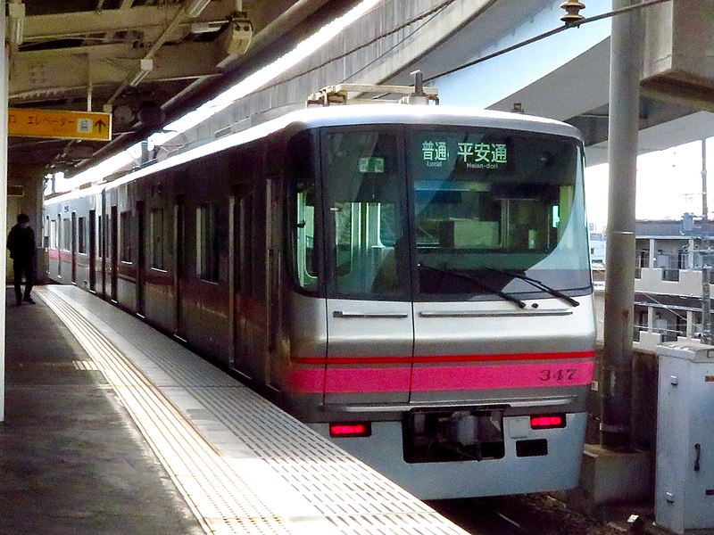 File:Meitetsu train leaving Komakihara Station.jpg