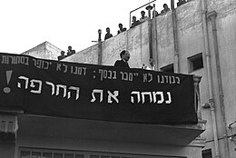 Muž stojící na balkóně při projevu