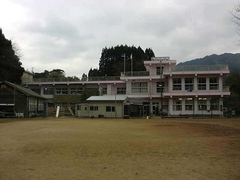 File:Minamata Kuzuwatari Elementary school.jpg