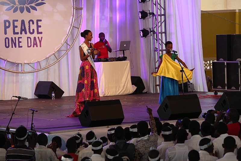 File:Miss Rwanda with young performer (21005688773).jpg