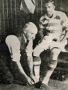 Mohammed Salim (footballeur indien) ayant les pieds bandés au Celtic FC, 1936 photographie.jpg