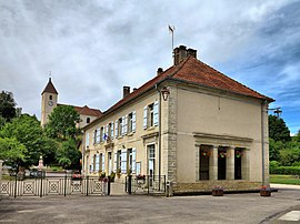 Montarlot-lès-Rioz'daki belediye binası ve kilise