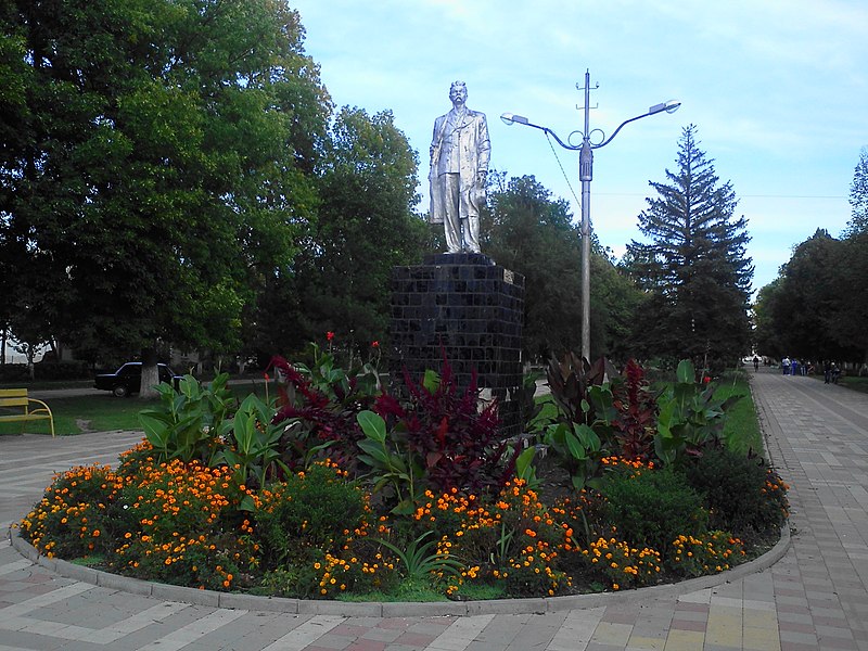 File:Monument to Maxim Gorky. September 2013. - Памятник Горькому. Сентябрь 2013. - panoramio.jpg