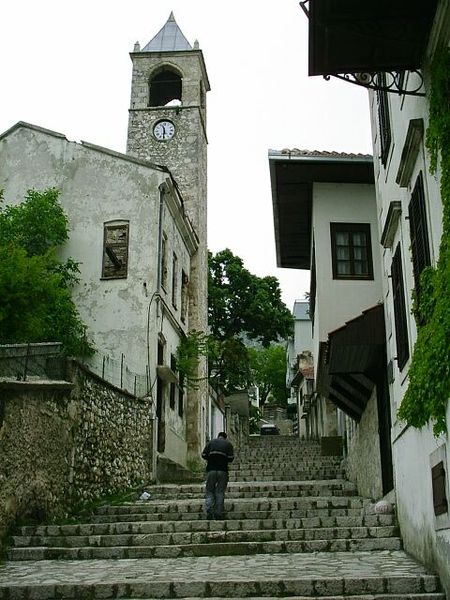 File:Mostar, vypalena slupka pravoslavneho kostela.jpg