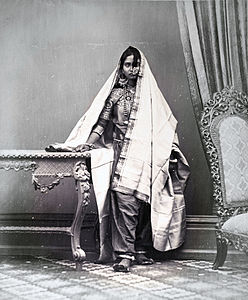 Knabino de Karaĉio, Sindo, kun ŝalvaro kaj bluzo. Ĉ. 1870. Orienta kaj Hindia Oficeja Kolekto, Brita Biblioteko.