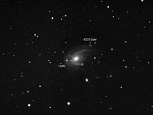 6223 Dahl antaŭ la galaksio NGC 772