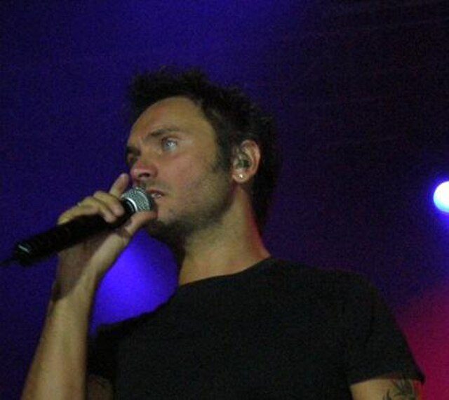 Nek performing in Valladolid, 2009.