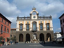 La piazza del comune su cui prospetta l'omonimo palazzo