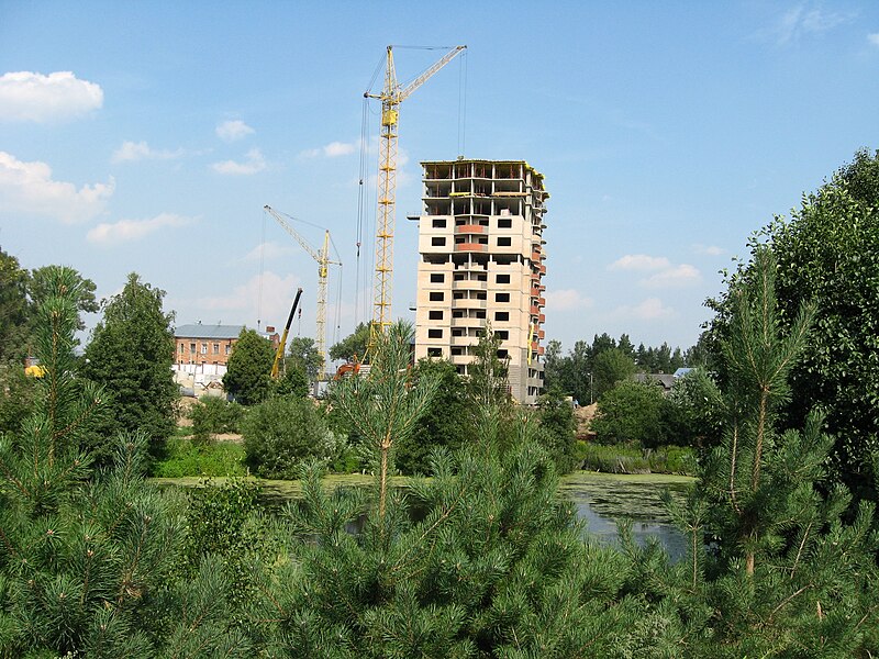 File:New houses in sverdlovka.jpg