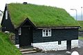 エストゥロイ島のNorðragøtaにある草の屋根の家。