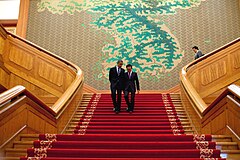 Президенты Барак Обама и Ли Мён Бак в Синем доме в ноябре 2010 года