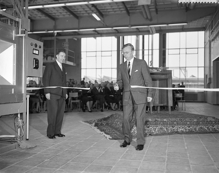 File:Opening nieuwe glas en machinefabriek van Philips te Eindhoven door Minister pro, Bestanddeelnr 909-4035.jpg