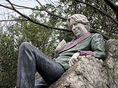 How to get to Oscar Wilde Memorial with public transit - About the place