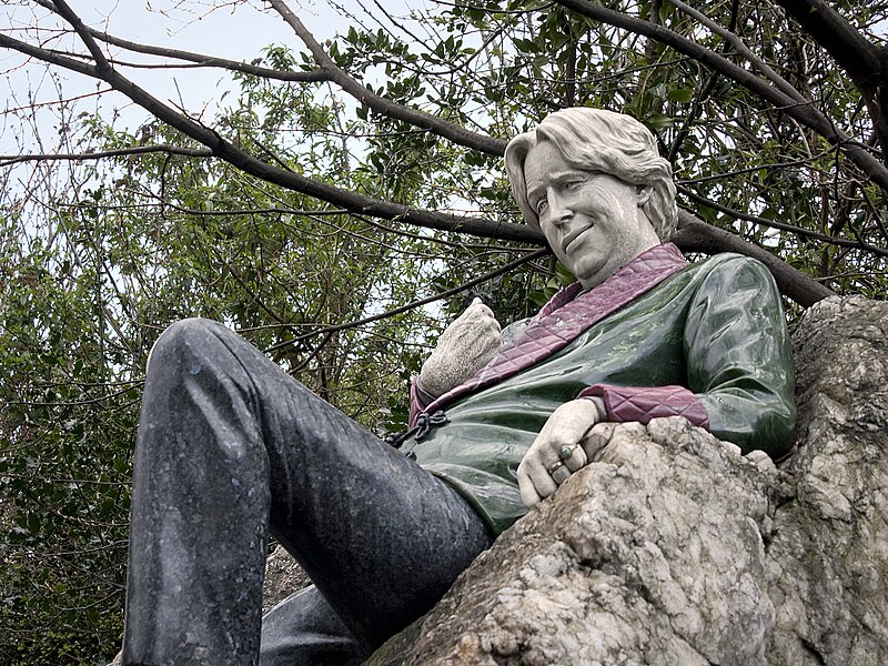 File:Oscar Wilde Statue (4503030408).jpg