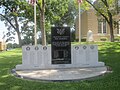 ワシタ郡退役兵記念碑、郡庁舎前芝生にある